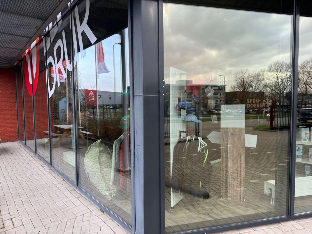 Foto's van het aluminium kozijnen renovatieproject uitgevoerd door INVICOAT voor ACE Moerdijk B.V. te Zevenbergen, waarbij beschadigde aluminium profielen en deklijsten vakkundig zijn vervangen en kleurverschillen met verweerd aluminium effectief zijn weggewerkt.