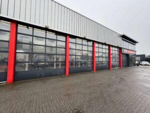 Renovatie van aluminium panelen bij autobedrijf Jaspers B.V. door INVICOAT