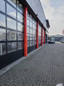 Renovatie van aluminium panelen bij autobedrijf Jaspers B.V. door INVICOAT