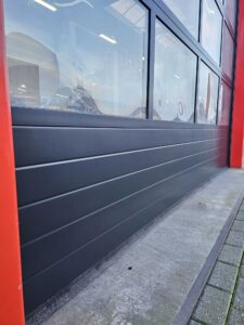 Renovatie van aluminium panelen bij autobedrijf Jaspers B.V. door INVICOAT